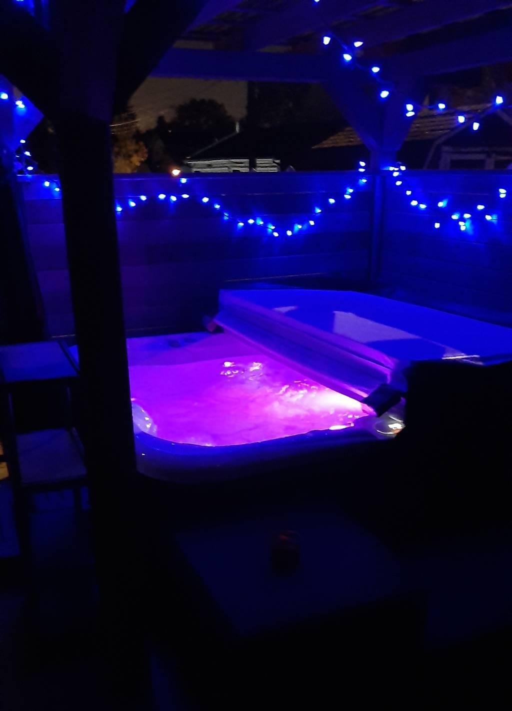 SA HOT TUB session....COME WARM UP with me!! I like party!!