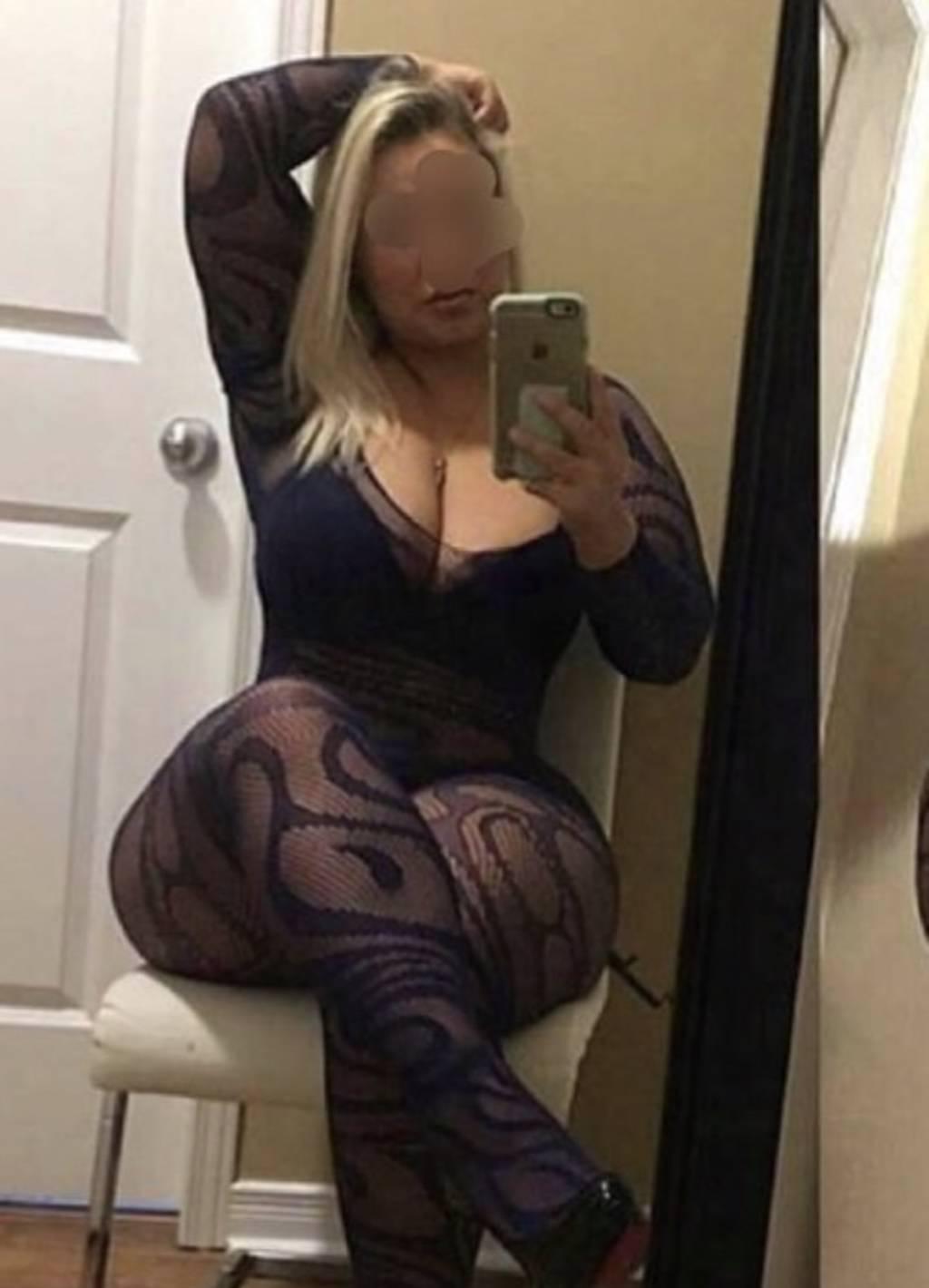 THICK BIG BOOTY BLONDE SHORT STAY!