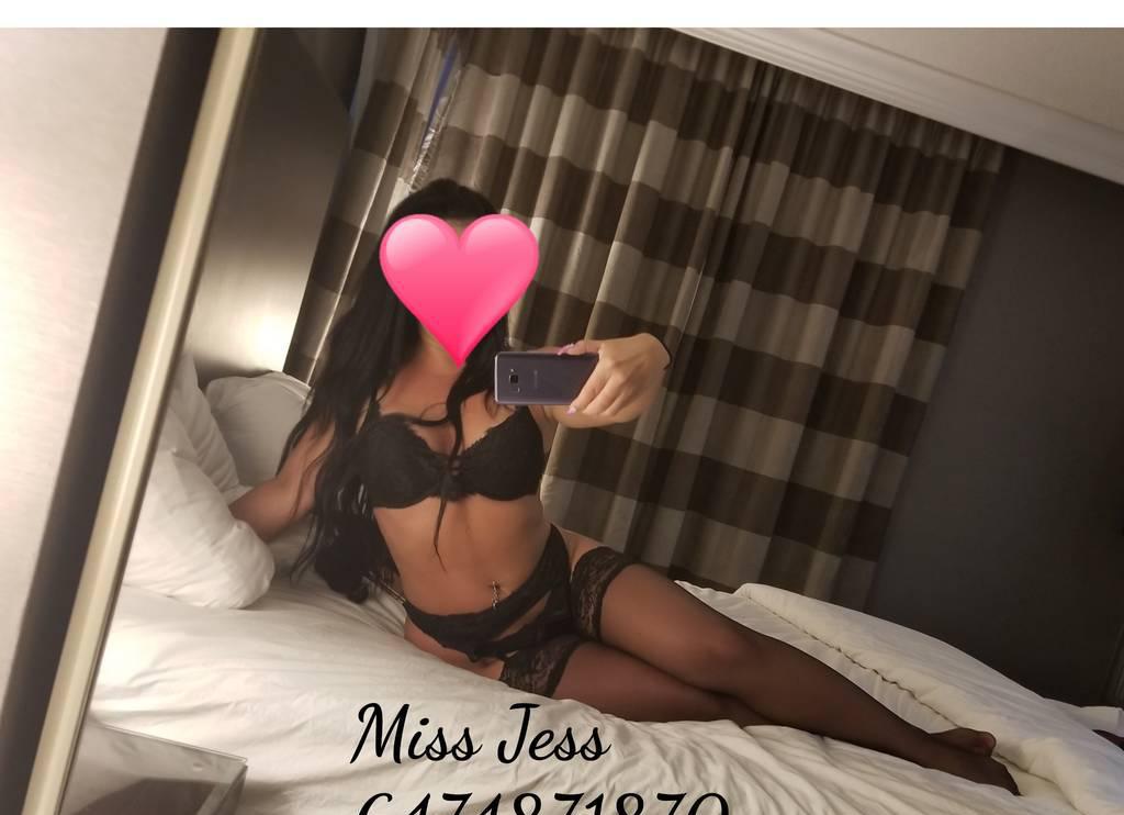 QEW/CENTENNIAL AVAIL NOW. Dont miss out! Xoxo ((Miss Jess)