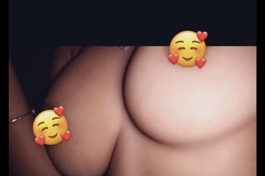 • Cum have fun with this Sexy petite body •