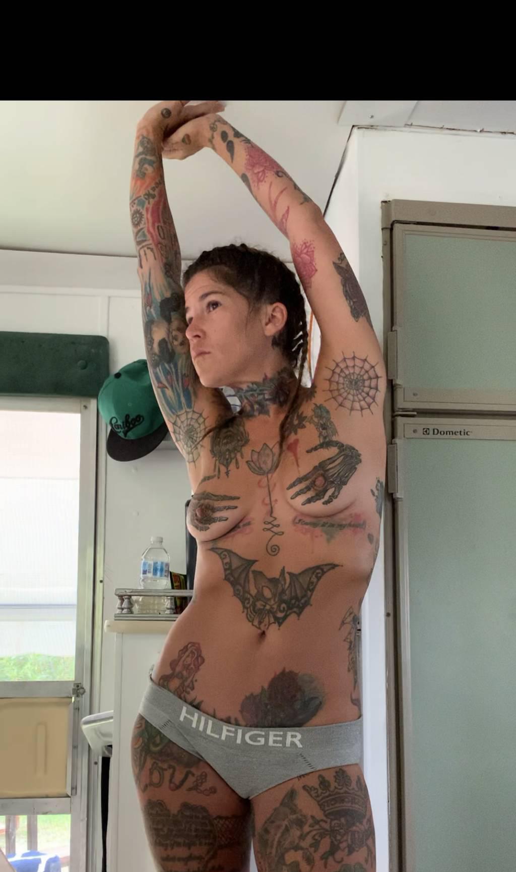 KAMLOOPS . Tattooed goddess looking for a good time !